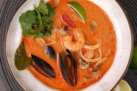 Том ям королевский с мидиями в раковинах