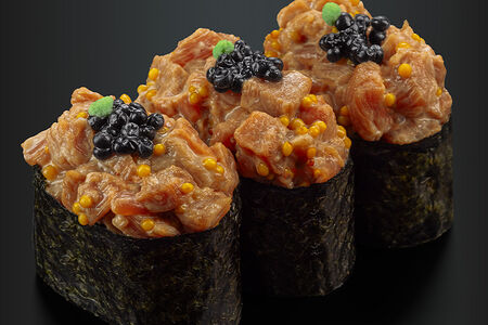 Гунканы с говядиной тар-тар и икрой палтуса