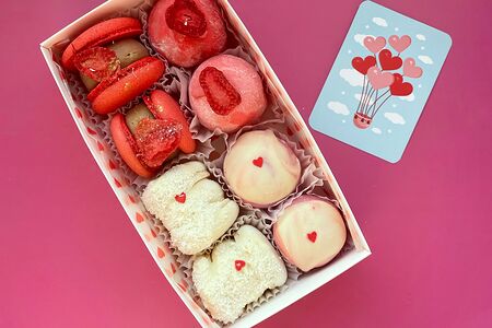 Сет макарон и моти №2 на 8 марта S