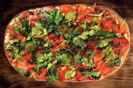 Пицца с колбасками Пепперони и острым маслом Чили