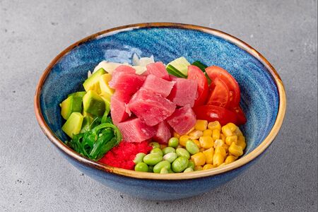 Боул с тунцом и муссом из манго