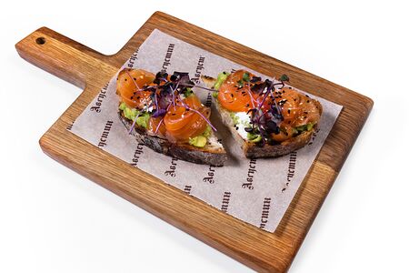 Брускетта с семгой и гуакамоле