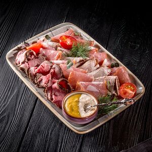Тарелка мясных деликатесов