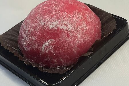 Пирожное моти с клубникой