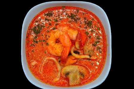 Том ям с морепродуктами