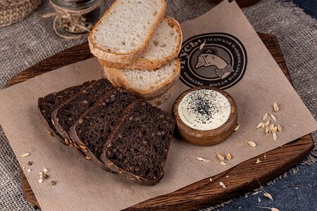 Ремесленные хлеба с солёным маслом