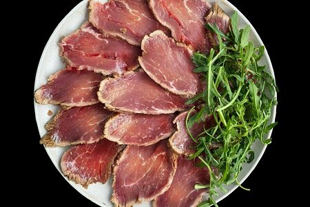 Карпаччо из телячьей вырезки с рукколой и пармезаном