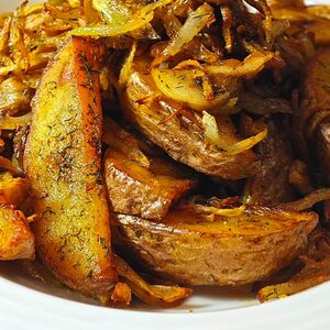 Картофель по-деревенски с грибами и луком