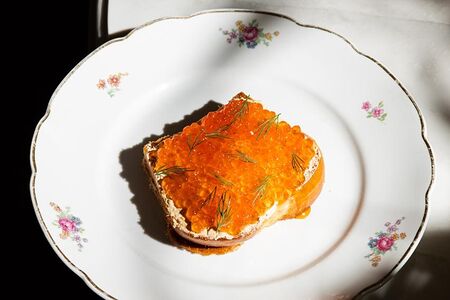 Бутерброд с красной икрой