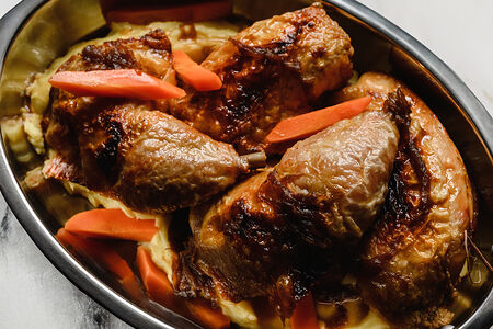 Целая сочная курица с хрустящей корочкой, пюре и луковым мармеладом