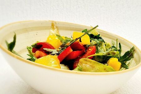 Салат зеленый с манго