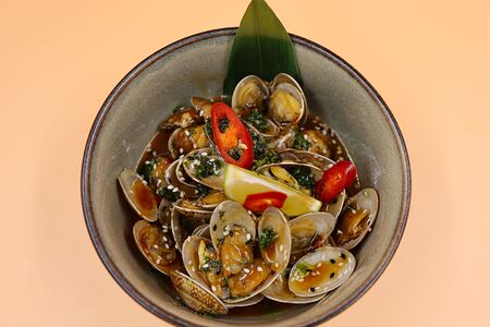 Вонголе с зеленым маслом