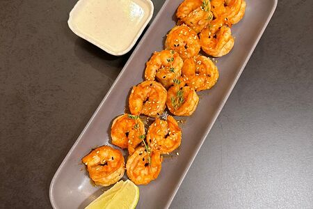 Дюжина креветок Том ям с чесночным соусом