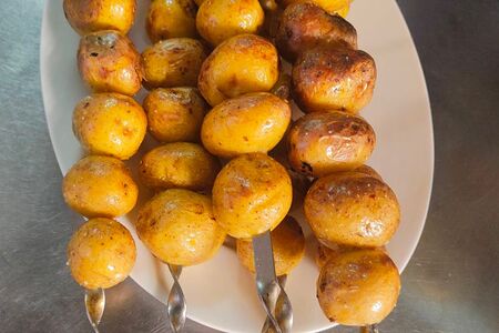 Картофель молодой на шампуре с курдюком