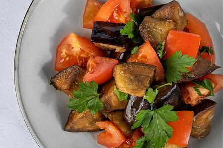 Салат с карамелизированными баклажанами