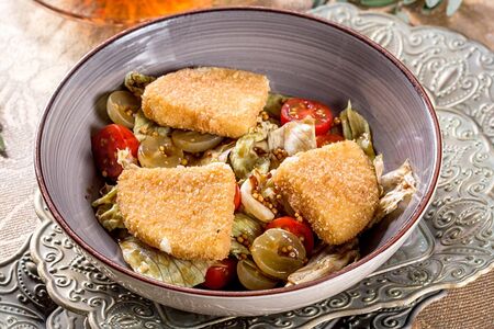 Салат с жареным сыром