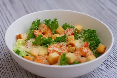 Салат Цезарь с креветками