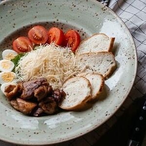 Салат Цезарь с курицей