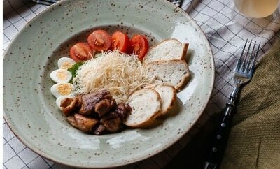 Салат Цезарь с курицей
