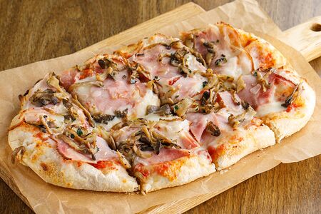 Пицца с ветчиной и грибами