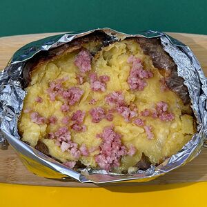 Печеный картофель с копченостями