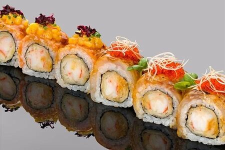 Ролл с обжаренным лососем, сибасом и креветкой темпура