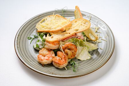 Салат Цезарь с креветками 