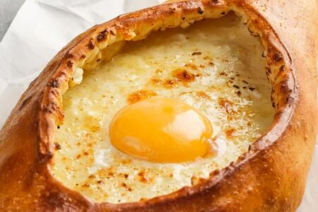 Хачапури по-аджарски с обожженным желтком