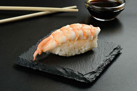 Нигири с креветкой