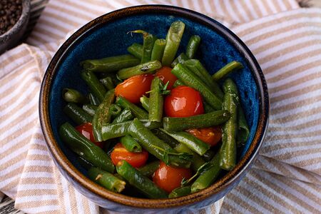 Фасоль стручковая с томатами черри