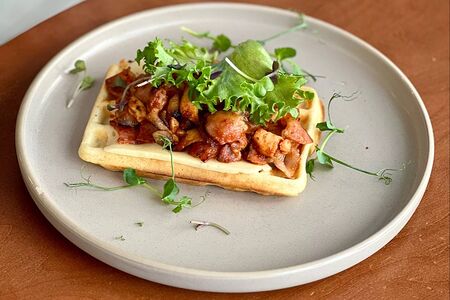 Вафля венская с курицей, беконом и грибами