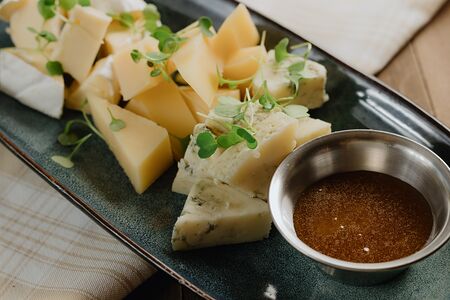 Пармезан - Камамбер - Дорблю с медом