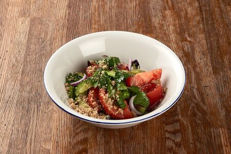 Салат из овощей с орехами