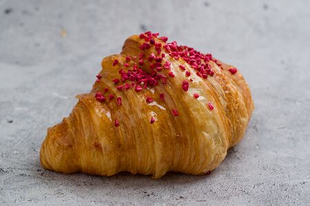 Круассан с малиной