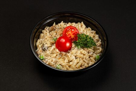 Ризотто из орзо с курицей с грибами и горошком
