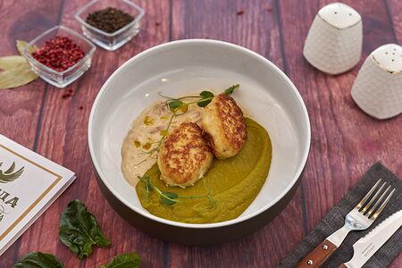 Котлетки из судака с пюре из зеленого горошка и соусом из лисичек