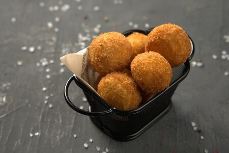 Картофельные крокеты с беконом и плавленым сыром