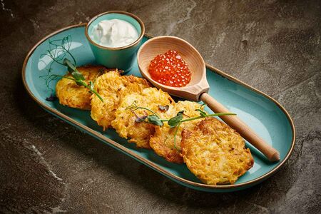 Драники с красной икрой и сметаной