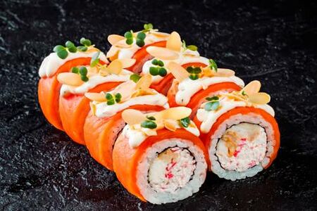 Ролл с окунем в темпуре и лососем