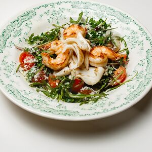 Салат с креветками и кальмаром