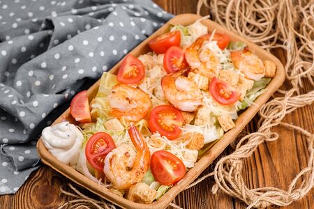 Цезарь с тигровыми креветками