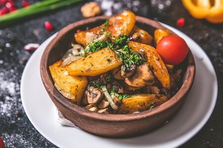 Шампиньоны, жаренные с картофелем в кеци