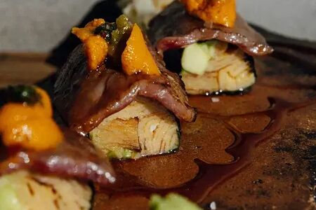 Кальцифер: вагю, икра уни, омлет тамаго