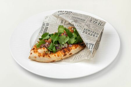 Открытый хот-дог с колбаской из индейки