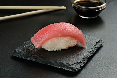 Нигири с тунцом