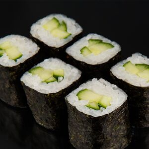Классический ролл с огурцом