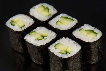 Классический ролл с огурцом