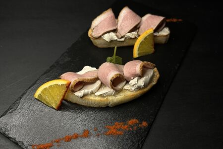 Брускетта с уткой