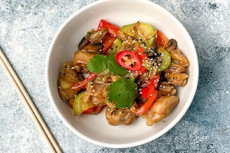 Курица терияки с овощами и арахисом