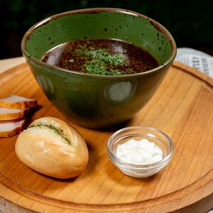 Борщ с говядиной, чесночной булочкой и салом 
